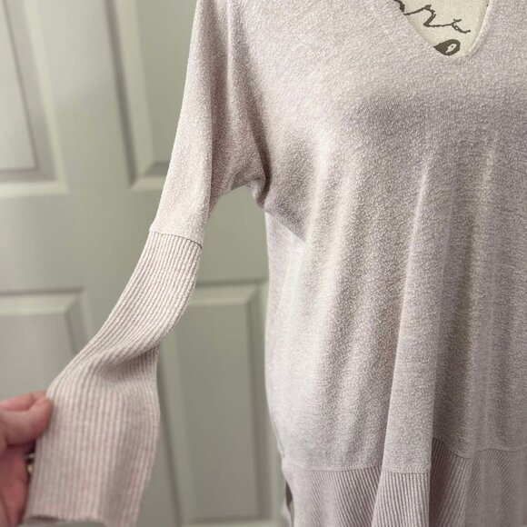 Pre-Loved Women's Long Pink V-Neck Top Measures 31" Long with Ribbed Sleeves - Picture 3 of 7